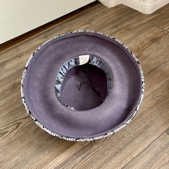 Chic Women\'s Gray and Black Hat